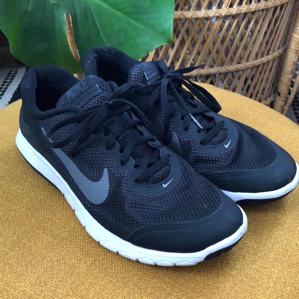 Black Nike Flex Experience sneakers!